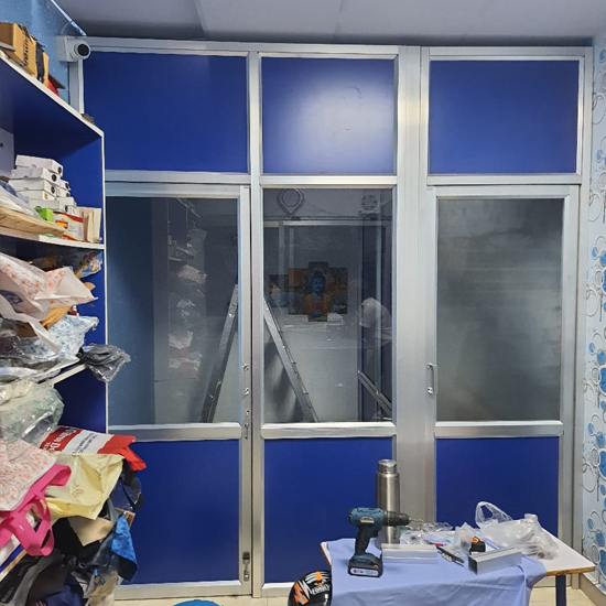 Blue can parttion for tailor shop